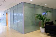 Скляні перегородки з жалюзі