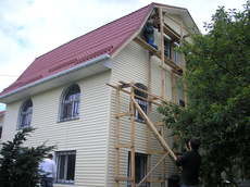 Монтаж водостоков, подшивка карнизных свесов сайдингом