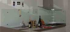 Стеклянные элементы и предметы интерьера, кухонные фартуки