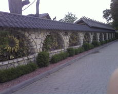 Огорожі з природного каменю