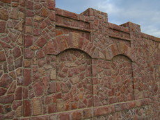 Забор из кварцит камня.