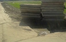 Укладка плит дорожных, строительство временной дороги, плита