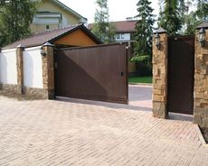 Сдвижные ворота — удобный вариант для дома