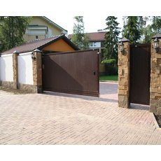 Сдвижные ворота — удобный вариант для дома