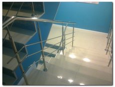 Перила из нержавеющей стали c элементами стекла, дерева