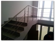 Перила из нержавеющей стали c элементами стекла, дерева