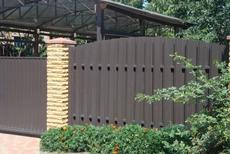 Забор металлический из штакетника