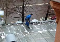 Очистка кровли от снега и сосулек