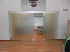 Двери из стекла и цельностеклянные перегородки