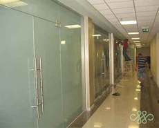 Стеклянные витрины (фасады), входные группы, перегородки