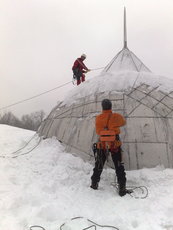 Уборка снега и льда с крыши.
