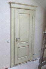 Двери из натурального дерева.