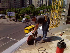 Нарезка швов на бетонном покрытии промышленных полов.