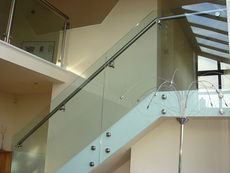 перила ограждения из нержавеющей стали и стекла