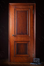 Двери из натурального дерева.