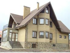 Прораб с бригадой каменщиков, монолитчиков.