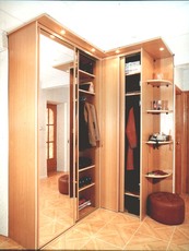 Шкафы-купе от 2000 грн. с зеркалом.