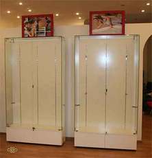 Стеклянное торговое оборудование и мебель, прилавки, витрины