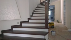 Деревянные двери и лестницы