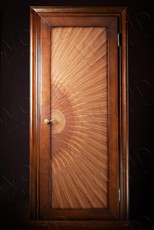 Двери из натурального дерева.