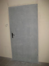 Продам входную металлическую дверь.