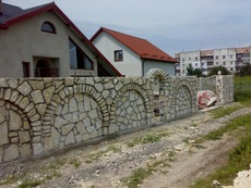 Огорожі з природного каменю