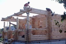 Бригада строителей выполнит сборку деревянных домов. Большой