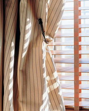 Комплексное декорирование окон: шторы, жалюзи, роллеты