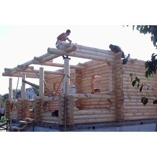 Бригада строителей выполнит сборку деревянных домов. Большо