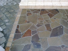 Укладка плитняка кварцита песчаника тротуарной плитки