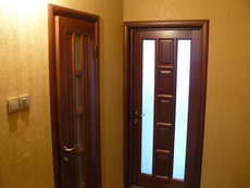 Двери - установка с врезкой петель, замков, наличников.