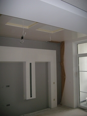 Покраска стен и потолков краскораспылителем или валиком