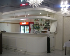 Барные стойки с радиусными деталями и нейтральное оборудован