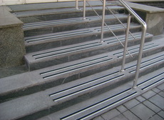 Алюминиевый, антискользящий профиль с резиновой вставкой. Бе