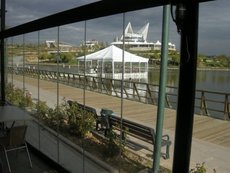 Безрамное остекление летних площадок кафе и ресторанов.