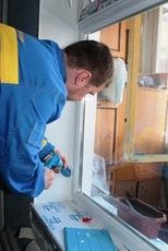 Монтажники откосов из сендвич-панелей