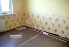 Оклейка стен обоями