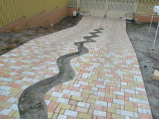 Выполняем работы по укладке тротуарной плитки.