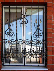 Защитные решетки на окна и двери, изготовление и монтаж