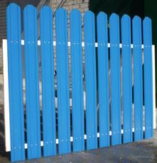 Металлический штакетный забор.
