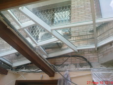 Красивый архитектурный элемент с стеклянным крышей.