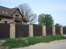 Изгородь из штакетника