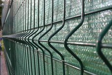 Оцинкованный забор для дачи из сварной сетки секционной.