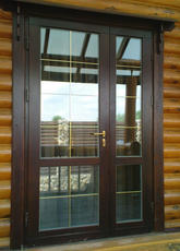 Деревянные окна и двери.