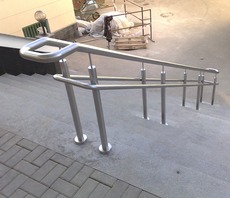 Металлические пандусы, перила, поручни.