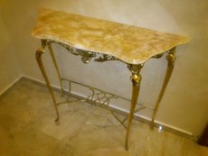 Консоли с мрамором, ониксом, гранитом