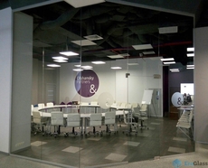 Стеклянные перегородки, витрины, двери, душевые кабины в Кие