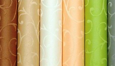 Клеить обои