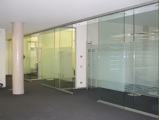 Перегородки стеклянные раздвижные