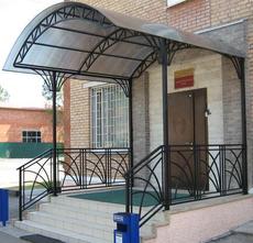 Козырьки из черного металла, с коваными элементами